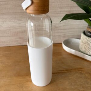 Botella de Vidrio con Funda de Silicona y Tapa de Bambú