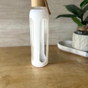 Botella de Vidrio con Funda de Silicona y Tapa de Bambú
