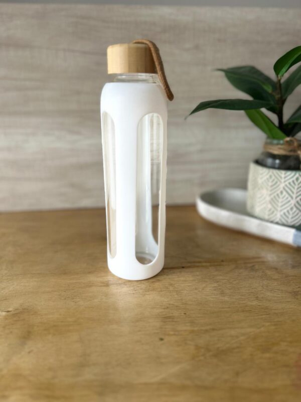 Botella de Vidrio con Funda de Silicona y Tapa de Bambú